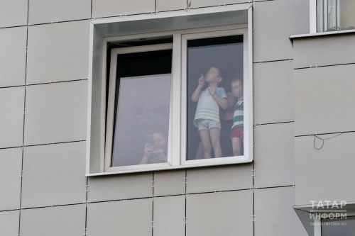 С момента прихода тепла уже четыре ребенка пострадали, выпав из окон в Татарстане