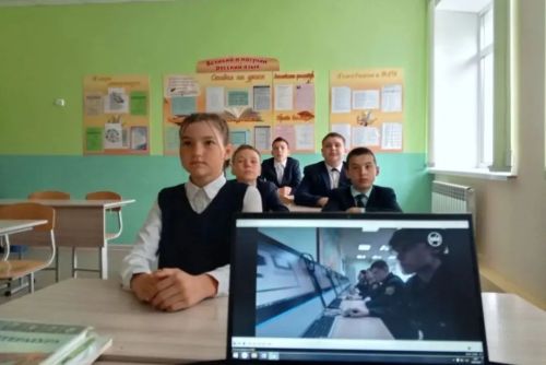 Создавая будущее: в Кушманской школе прошли классные часы «Россия — Мои горизонты»