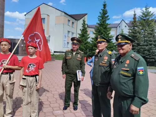 Память поколений: кушманские юнармейцы встретились с председателем Российского общества ветеранов ГСВГ