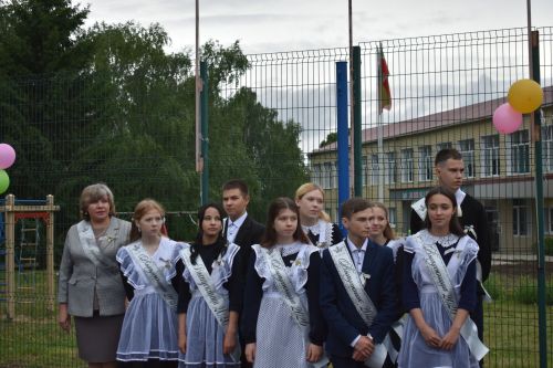 В Большом Подберезье для выпускников прозвенел последний звонок