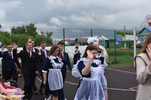 В Большом Подберезье для выпускников прозвенел последний звонок
