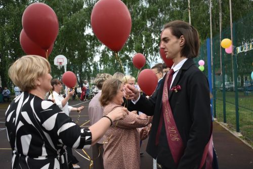 В Большом Подберезье для выпускников прозвенел последний звонок