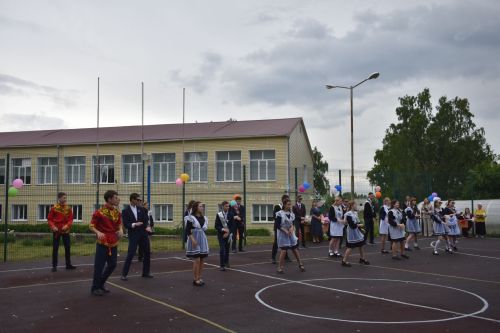 В Большом Подберезье для выпускников прозвенел последний звонок