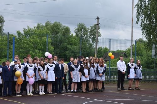 В Большом Подберезье для выпускников прозвенел последний звонок