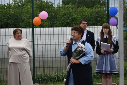 В Большом Подберезье для выпускников прозвенел последний звонок