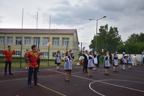 В Большом Подберезье для выпускников прозвенел последний звонок