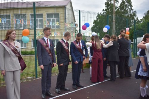 В Большом Подберезье для выпускников прозвенел последний звонок