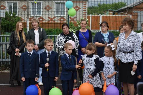 В Большом Подберезье для выпускников прозвенел последний звонок