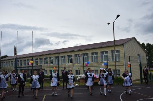 В Большом Подберезье для выпускников прозвенел последний звонок