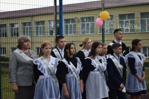 В Большом Подберезье для выпускников прозвенел последний звонок