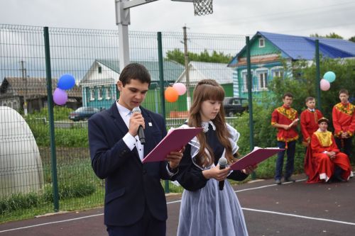 В Большом Подберезье для выпускников прозвенел последний звонок