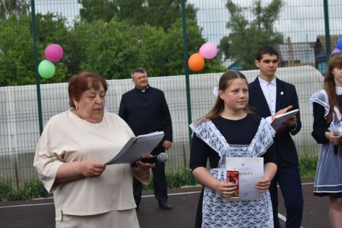 В Большом Подберезье для выпускников прозвенел последний звонок