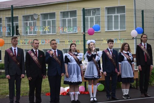 В Большом Подберезье для выпускников прозвенел последний звонок
