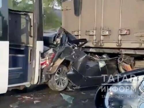 Легковушку смяло между фурой и автобусом на трассе в Татарстане