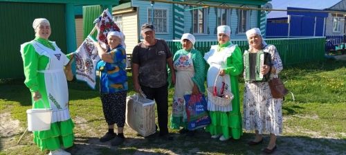 С душой и гармонью: в Бурундуках прошел традиционный сбор подарков к Сабантую