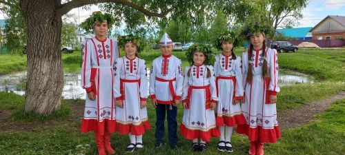 Симек собрал друзей: в Малых Мемях отметили чувашский народный праздник