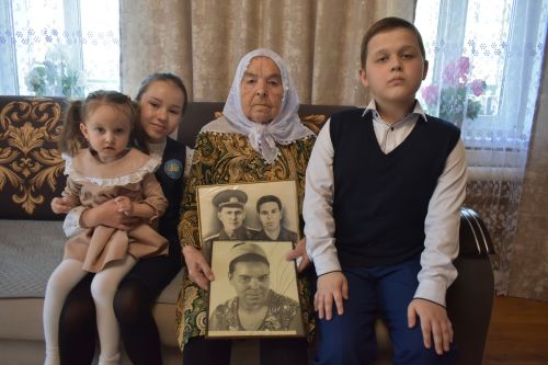 В преддверии Дня Победы Максим Топилин навестил в Малых Кайбицах 92 летнюю жительницу блокадного Ленинграда