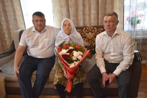 В преддверии Дня Победы Максим Топилин навестил в Малых Кайбицах 92 летнюю жительницу блокадного Ленинграда