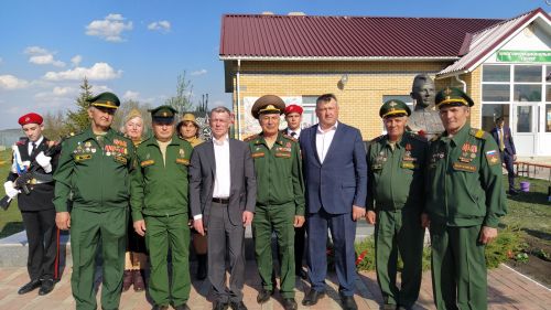 На открытии бюста полному кавалеру ордена Славы в Надеждине присутствовал депутат Госдумы РФ