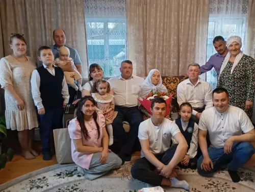 В преддверии Дня Победы Максим Топилин навестил в Малых Кайбицах 92 летнюю жительницу блокадного Ленинграда