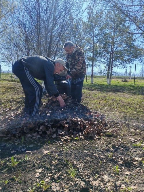 В Кайбицком доме-интернате теплый солнечный день посвятили благоустройству