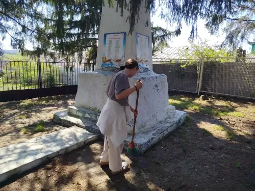 Трудовой десант: ученики Большекайбицкой школы вышли на уборку территории