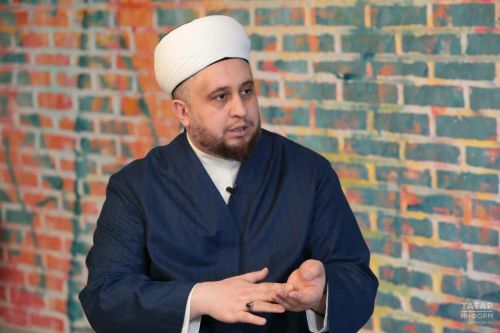Казан имамы мөселман хатын-кызларына нинди төстәге кием кияргә ярамавын аңлатты
