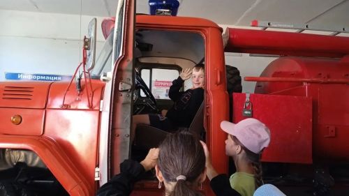 В гостях у спасателей: лагерь «Колокольчик» посетил Старотябердинскую пожарную часть