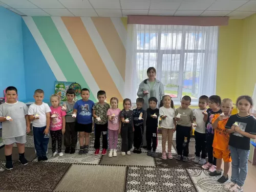 Свет памяти в детских руках: в детском саду «Миляшкай» прошло памятное занятие