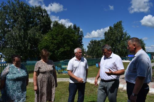 Кайбыч районы башлыгы мәктәпләр, балалар бакчаларына нинди ремонт кирәклеген урыннарга барып ачыклый