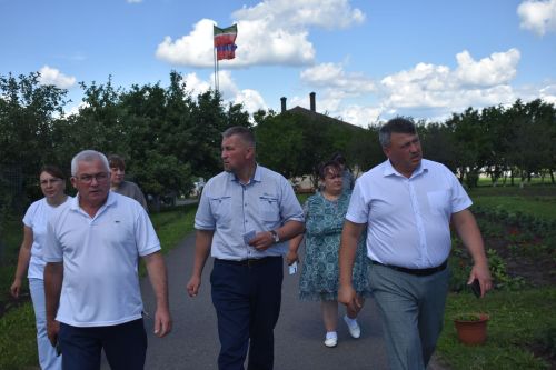 Кайбыч районы башлыгы мәктәпләр, балалар бакчаларына нинди ремонт кирәклеген урыннарга барып ачыклый