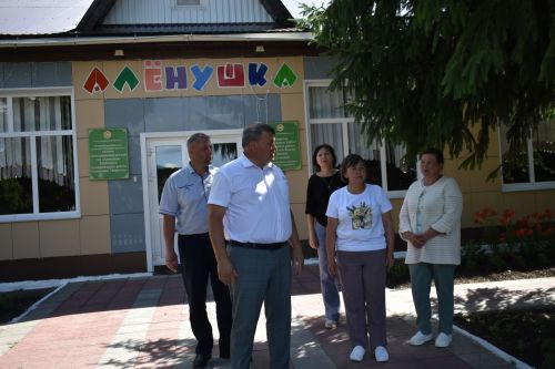 Кайбыч районы башлыгы мәктәпләр, балалар бакчаларына нинди ремонт кирәклеген урыннарга барып ачыклый