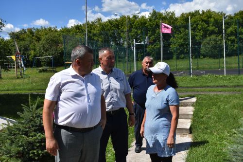 Кайбыч районы башлыгы мәктәпләр, балалар бакчаларына нинди ремонт кирәклеген урыннарга барып ачыклый