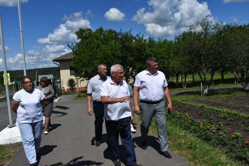 Кайбыч районы башлыгы мәктәпләр, балалар бакчаларына нинди ремонт кирәклеген урыннарга барып ачыклый