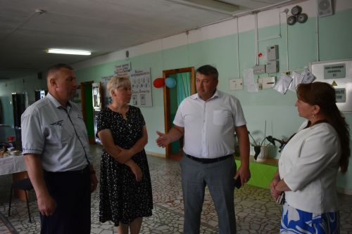 Кайбыч районы башлыгы мәктәпләр, балалар бакчаларына нинди ремонт кирәклеген урыннарга барып ачыклый