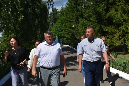 Кайбыч районы башлыгы мәктәпләр, балалар бакчаларына нинди ремонт кирәклеген урыннарга барып ачыклый