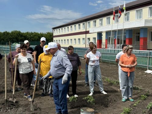 Кандидат сельскохозяйственных наук Харис Камалеев провел в Кайбицком районе мастер-класс по посадке и выращиванию овощных культур