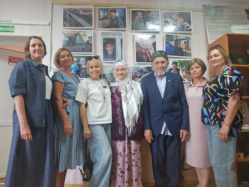 Мөрәле авылы китапханәсендә Асия һәм Галим Гыйбадуллиннар гаиләсенә багышланган фотокүргәзмә эшли