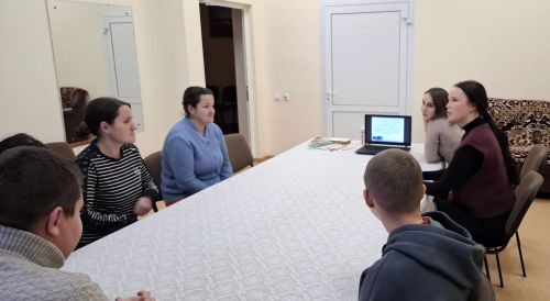 Помним и скорбим: в центре «Өмет» прошло мероприятие ко Дню памяти детей — жертв войны в Донбассе