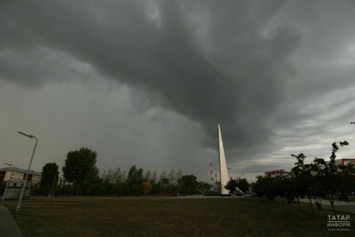 Татарстанда көчле җил түбәләрне куптарган һәм агачларны аударган