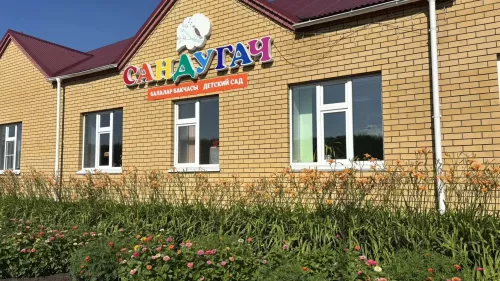 Кече Кайбыч башлангыч мәктәбе һәм «Сандугач» балалар бакчасы тирәсе шау чәчәктә утыра