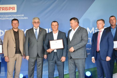 В обновленном парке Больших Кайбиц прошел фестиваль труда и доблести