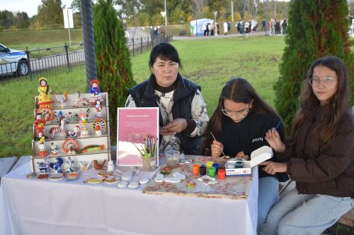 В обновленном парке Больших Кайбиц прошел фестиваль труда и доблести