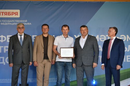 В обновленном парке Больших Кайбиц прошел фестиваль труда и доблести