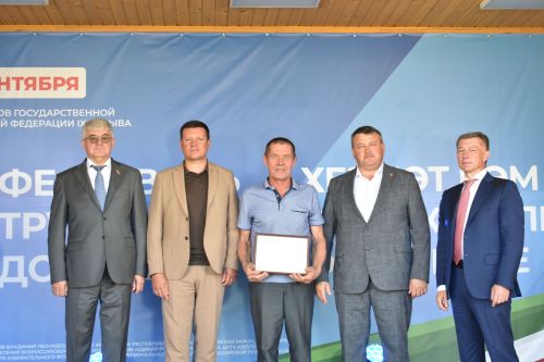 В обновленном парке Больших Кайбиц прошел фестиваль труда и доблести