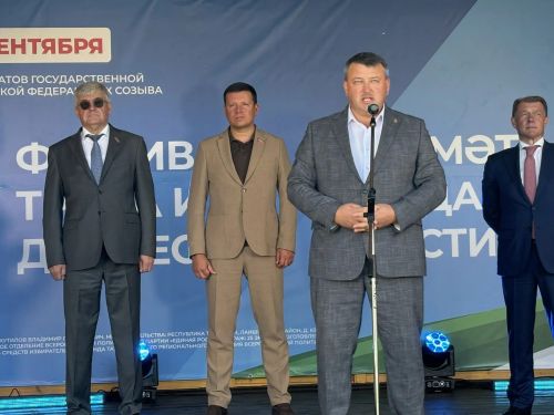 В обновленном парке Больших Кайбиц прошел фестиваль труда и доблести