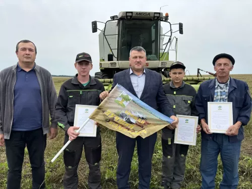 Кайбыч районы башлыгы алдынгы комбайнчыларны бүләкләде