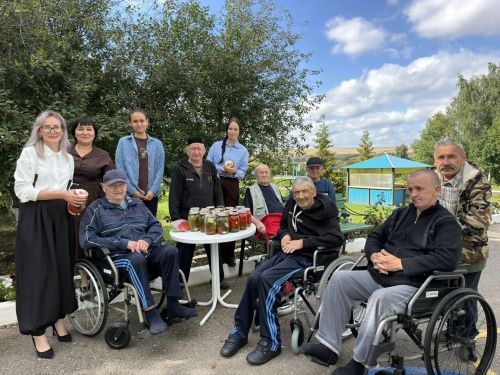 Активисты «Движения Первых» передали домашние разносолы в Кайбицкий дом-интернат