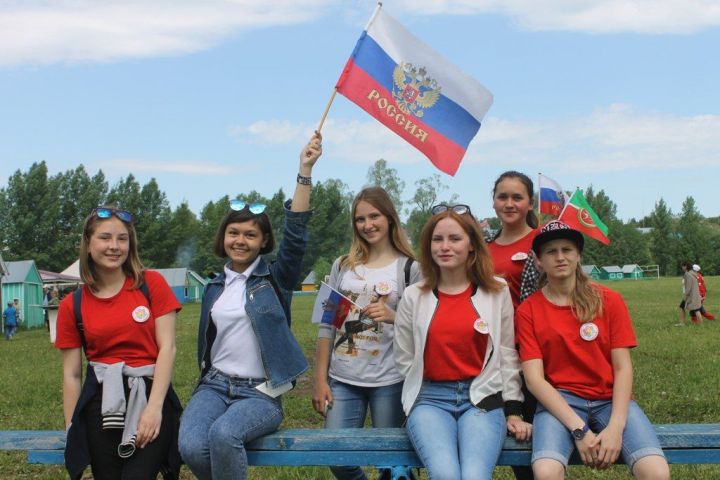 Сегодня День государственного флага России