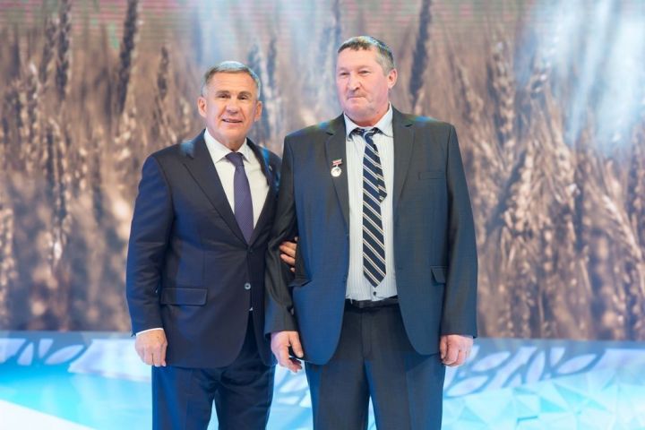 Президент Республики Татарстан вручил награду кайбицкому механизатору